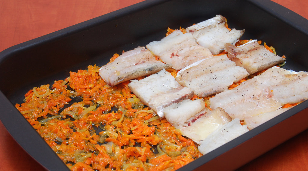 Минтай в духовке — 8 самых вкусных рецептов запечённой рыбы