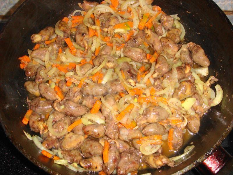 Как вкусно и просто приготовить куриные сердечки на сковороде