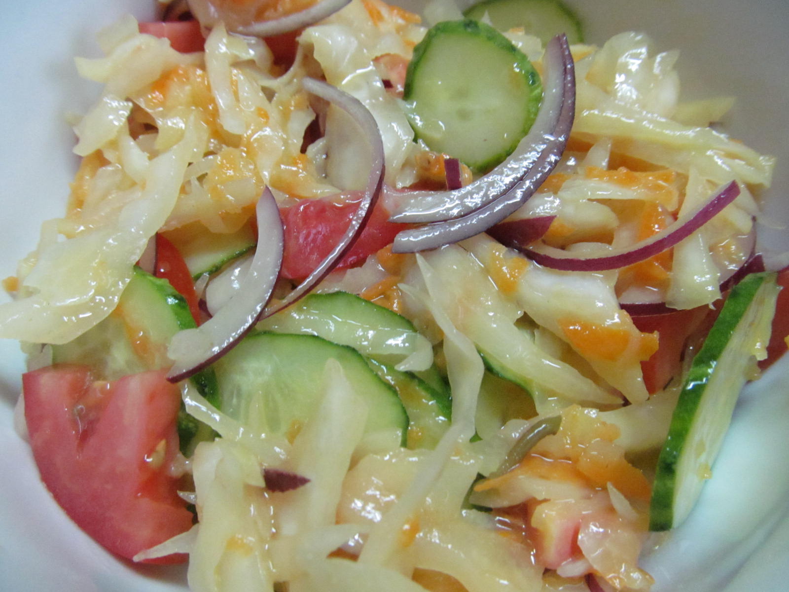 Вкусный салат из свежей капусты с помидорами