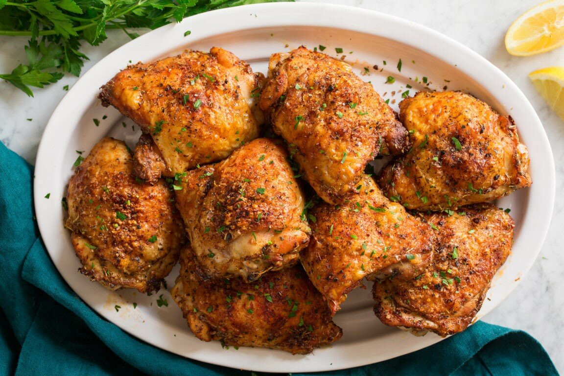 Приготовить вкусные и сочные куриные бедрышки с румяной корочкой в домашних условиях очень просто Вам понадобятся соусы которые у всех хозяек всегда есть под рукой
