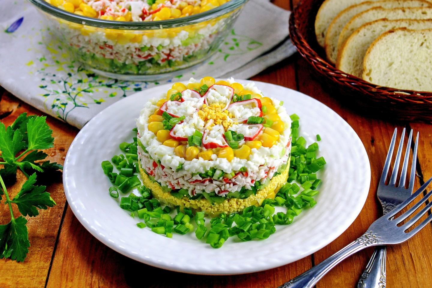 Крабовый салат с огурцом и кукурузой – 6 классических рецептов - советдня