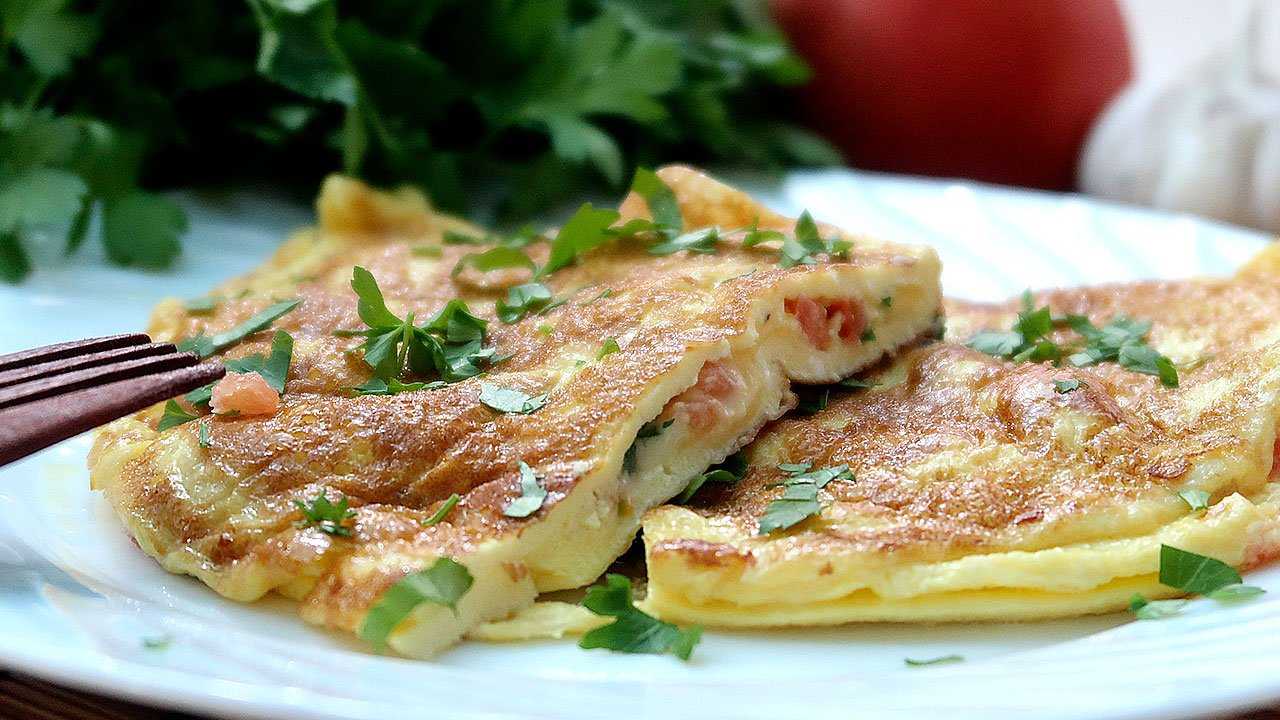 Рецепты вкусного и пышного омлета — 11 рецептов омлета на сковороде и в духовке