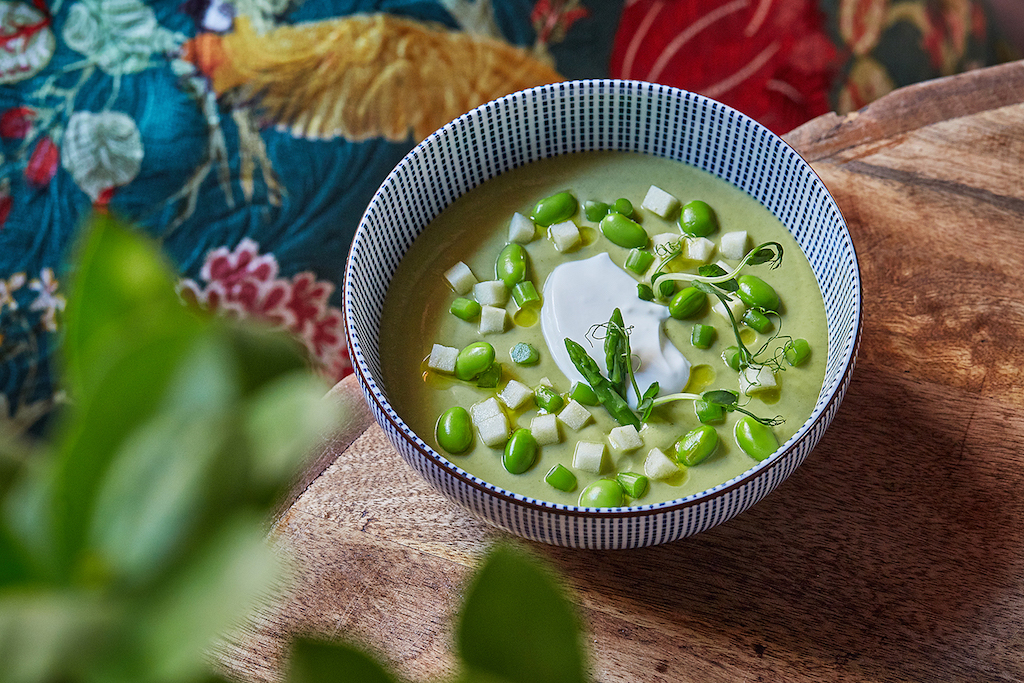 Салат с фунчозой и курицей, блюдо по-азиатски