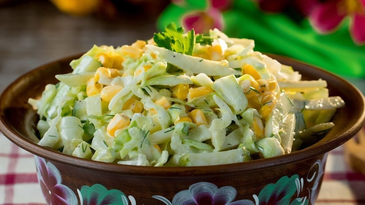 Салат с капустой, яйцом, кукурузой и огурцом: простой рецепт