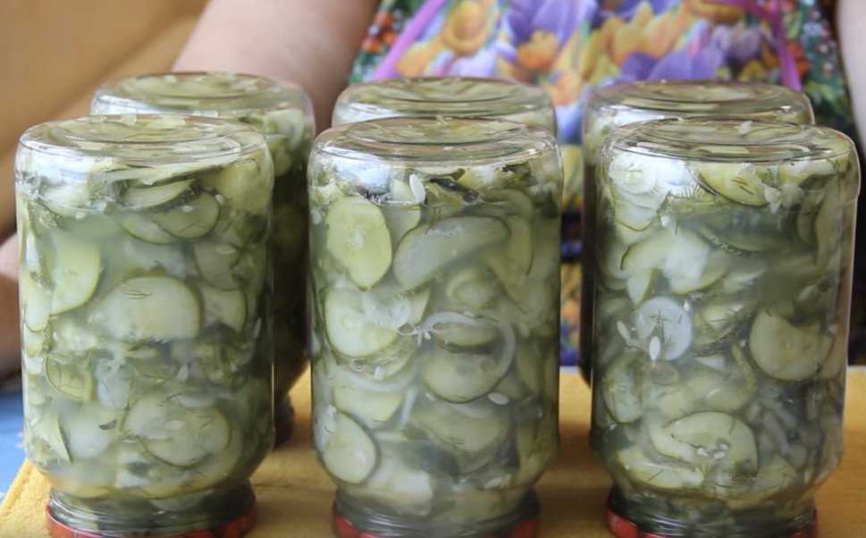 Огурцы с луком на зиму и маслом, морковью, томатной пастой, чесноком и укропом без варки: самый вкусный рецепт огурцов