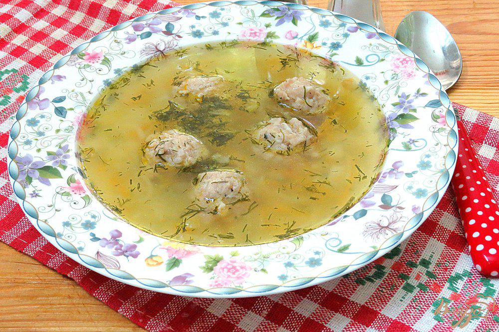 Cуп с фрикадельками рисом и вермишелью