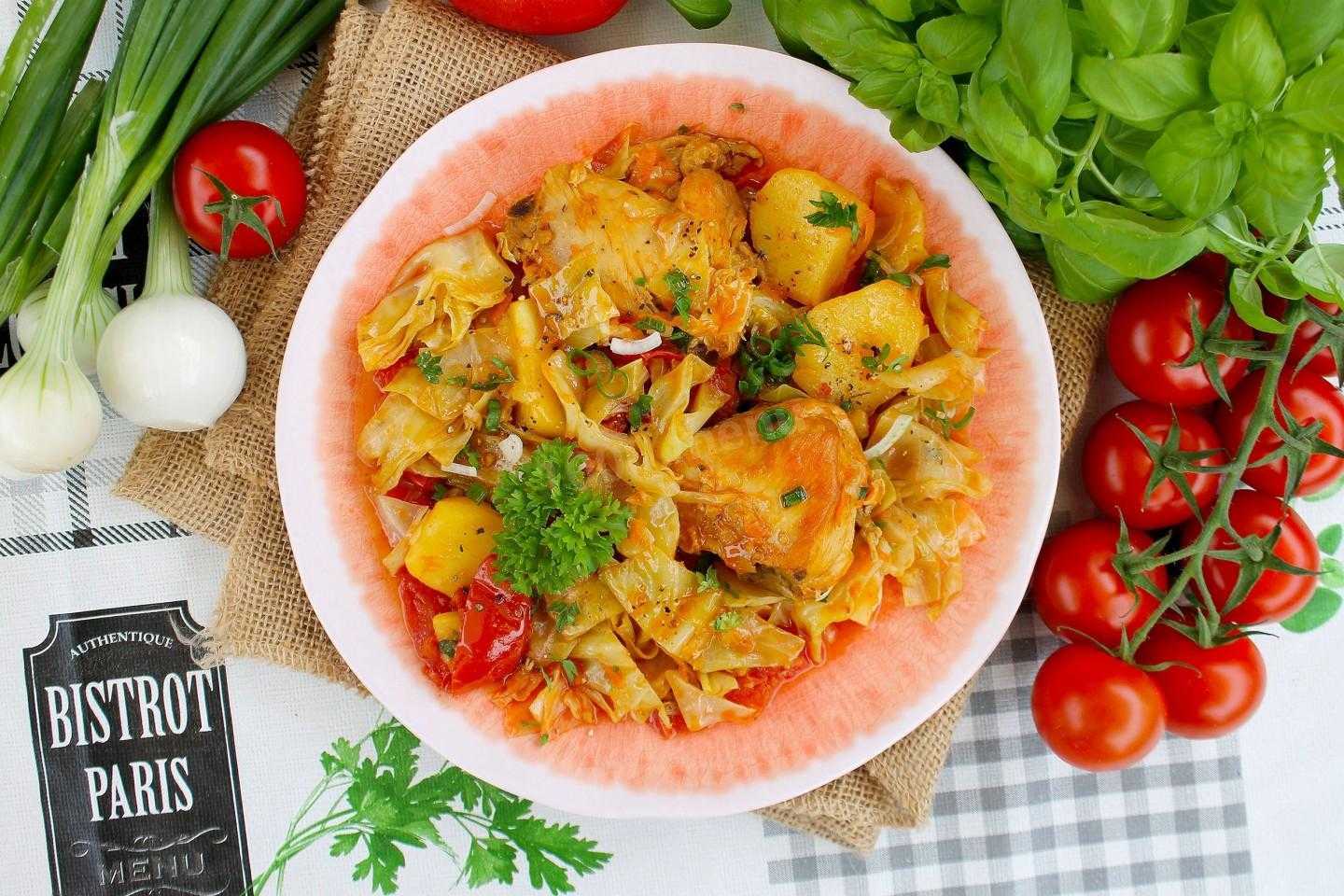 Тушеная капуста с мясом в кастрюле