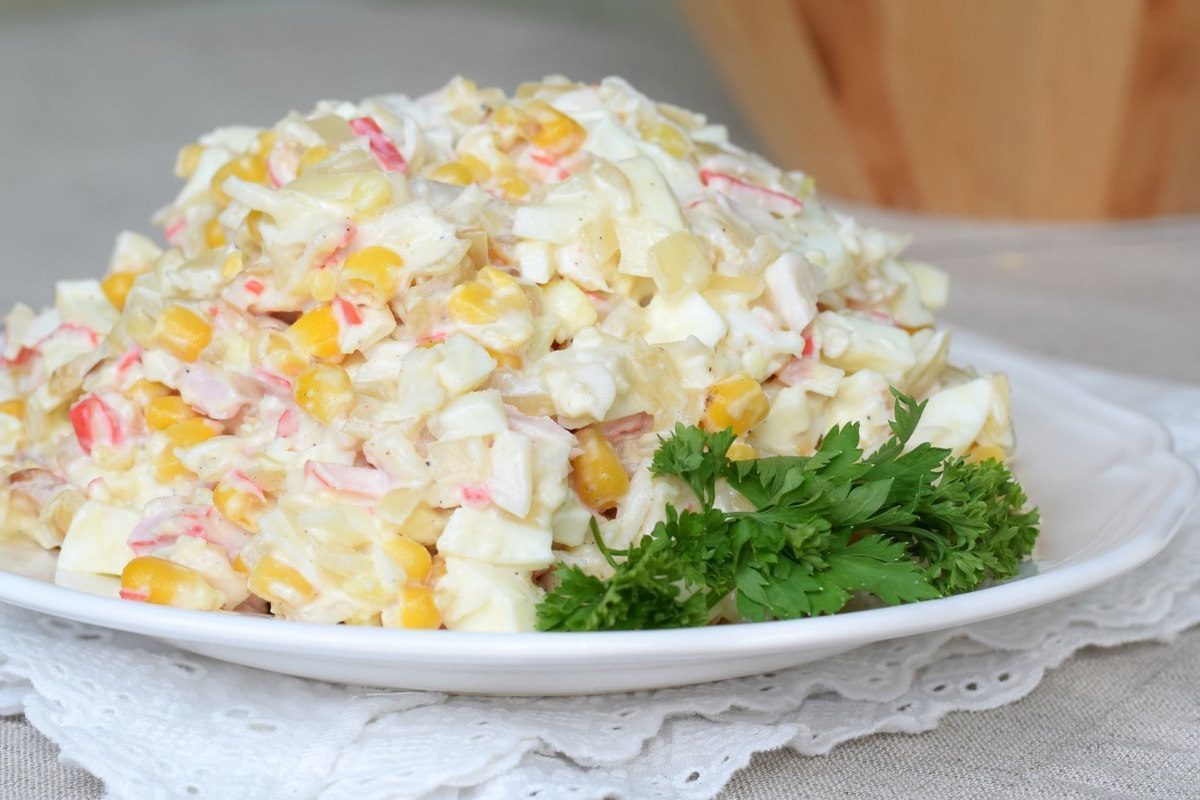 Крабовый салат с рисом и кукурузой: классические рецепты
