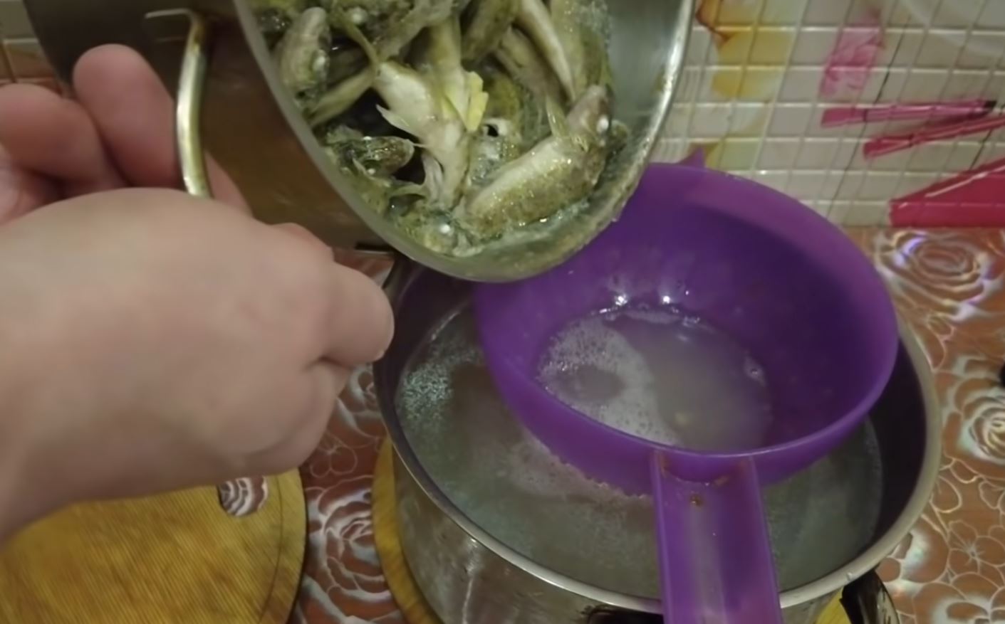 Как вкусно сварить уху из речной и красной рыбы