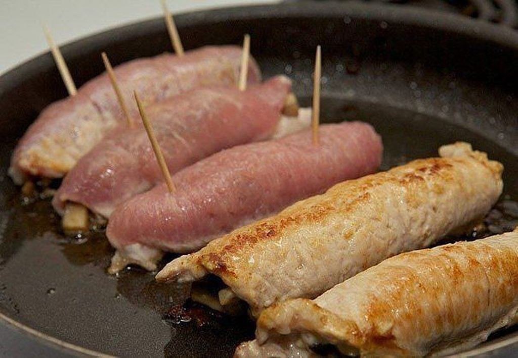 Простые рецепты рулетиков из свинины: лучшие варианты начинки