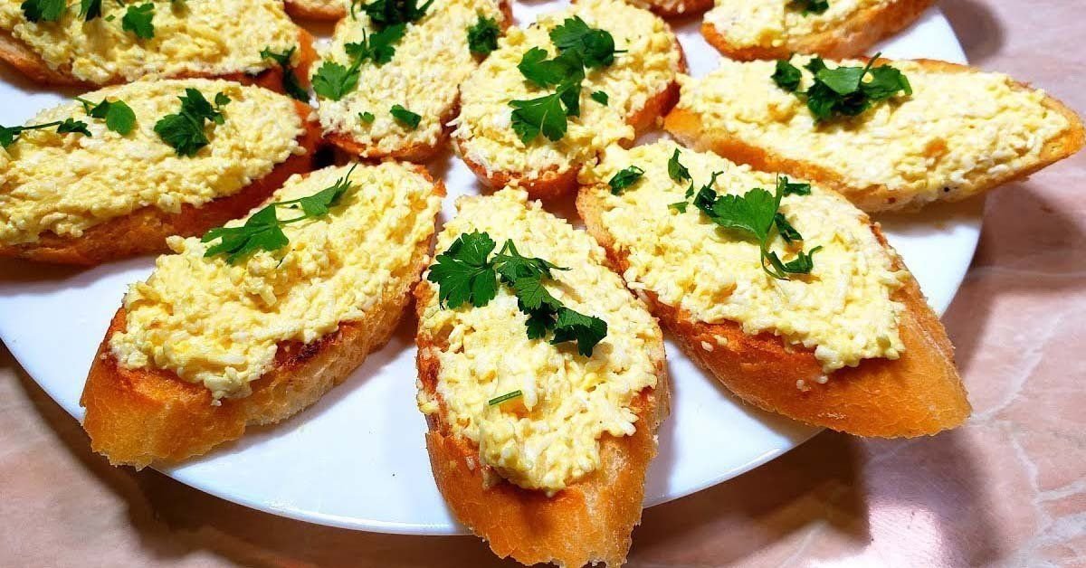 Закусочные бутерброды с тертым плавленым сыром, вареным яйцом и чесноком