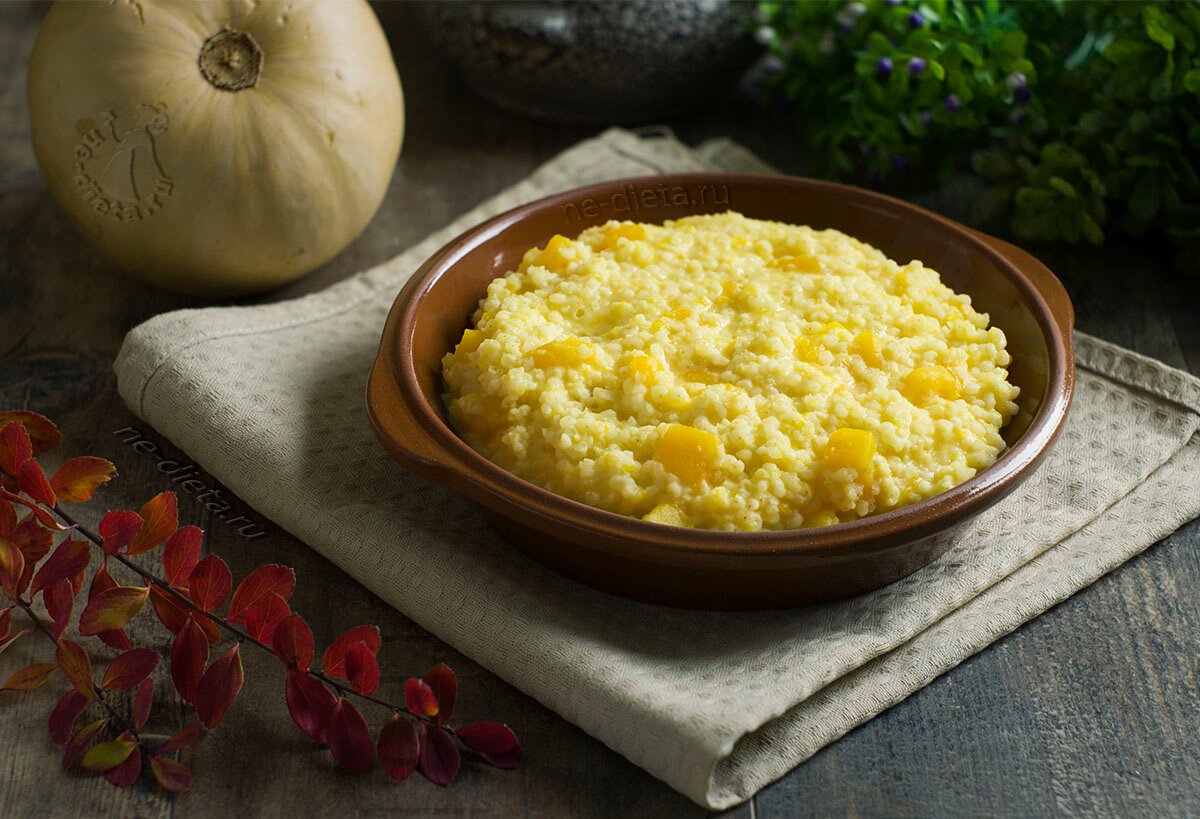 Пшенная каша с мясом, луком и морковью. чудо-блюда в глиняных горшочках