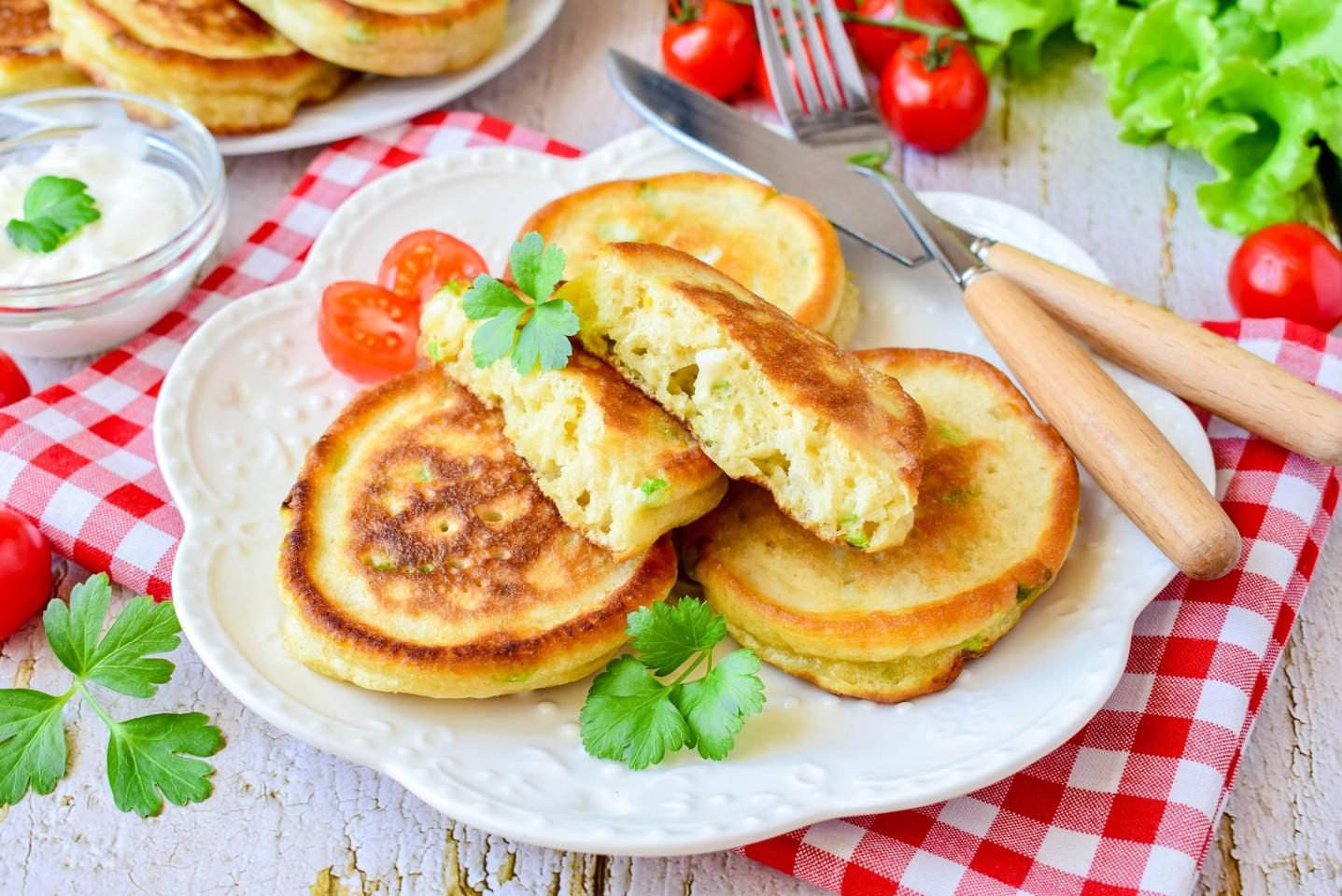Ленивые пирожки с луком и яйцом на кефире на сковороде рецепт с фото