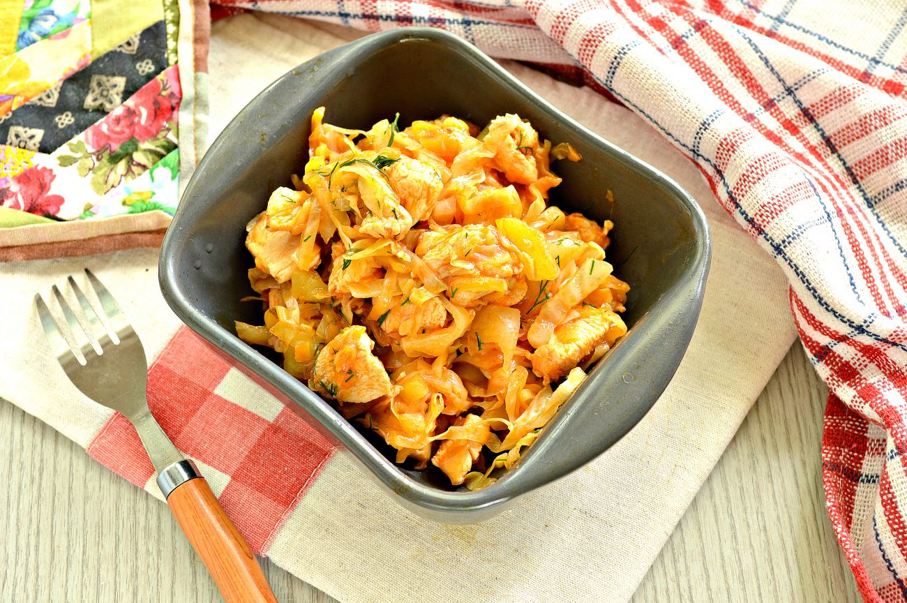 Куриные сердечки с квашеной капустой. тушеная капуста с сердечками
