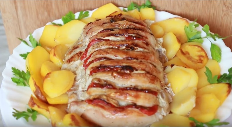 Картофель, запеченный со свиной грудинкой - рецепт с фото