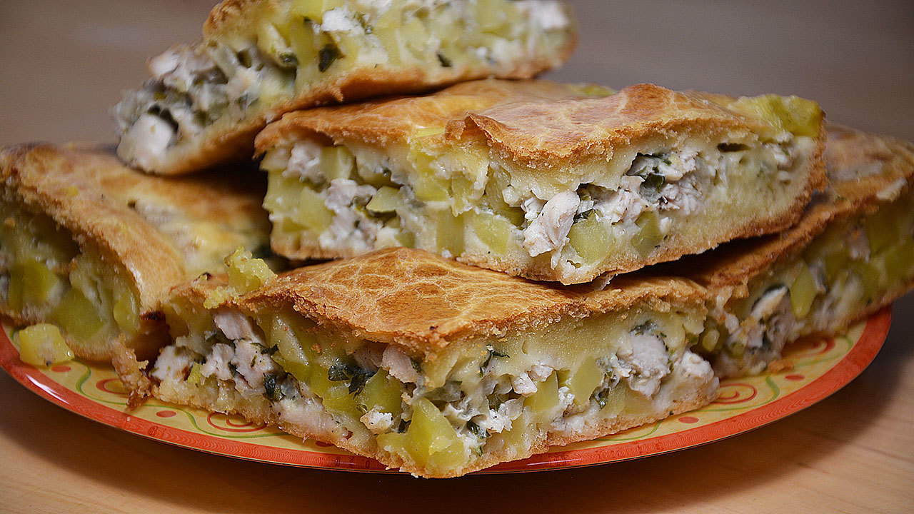 Тесто для заливного пирога с курицей и картошкой готовится очень просто можете брать в помощники детей или внуков Они очень будут рады вам помочь что либо перемешать