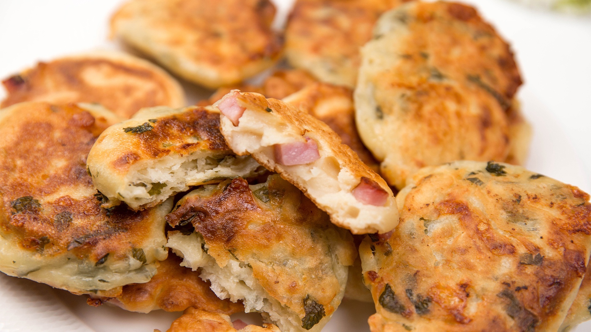 Пирожки с луком и яйцами - кулинария для мужчин