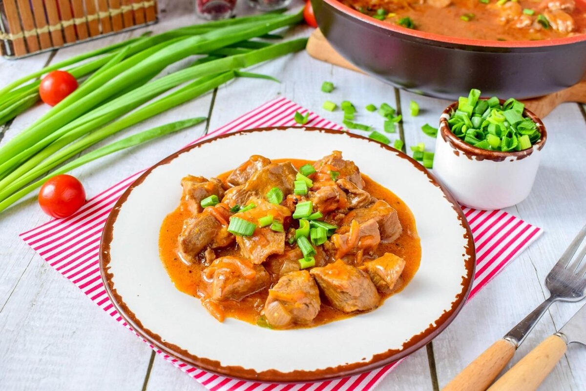 Как приготовить гуляш из говядины с подливкой, чтобы мясо было мягким