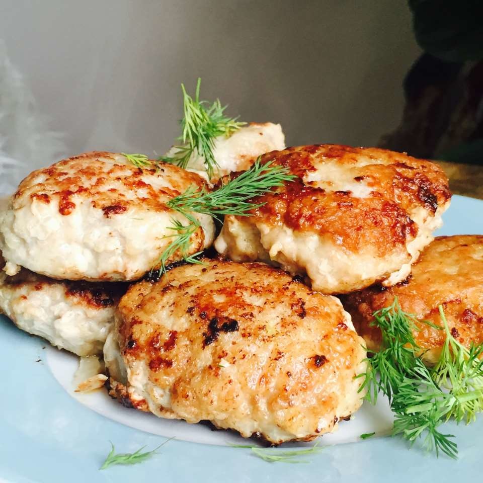 Котлеты из свинины и курицы готовить можно на плите и в сковородке! рецепты сочных и румяных котлет из свинины и курицы - автор екатерина данилова