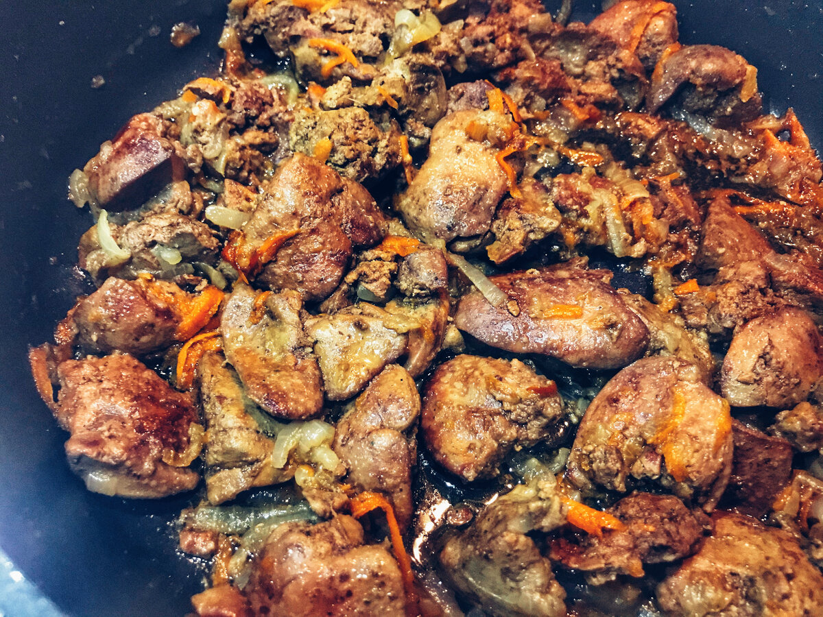 Куриная печень, жареная с луком и морковью - рецепт с фото