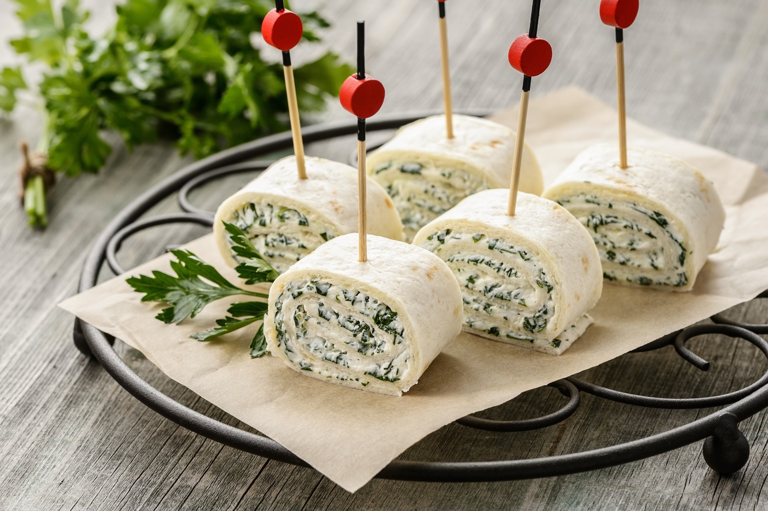 Три варианта быстрых и вкусных бутербродов с помидорами, сыром и чесноком