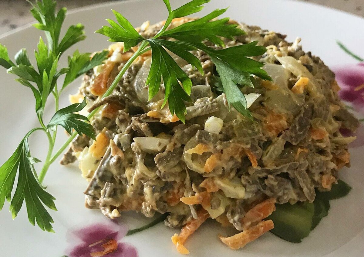 Салат с говяжьей печенью, луком и морковью: рецепт с фото пошагово