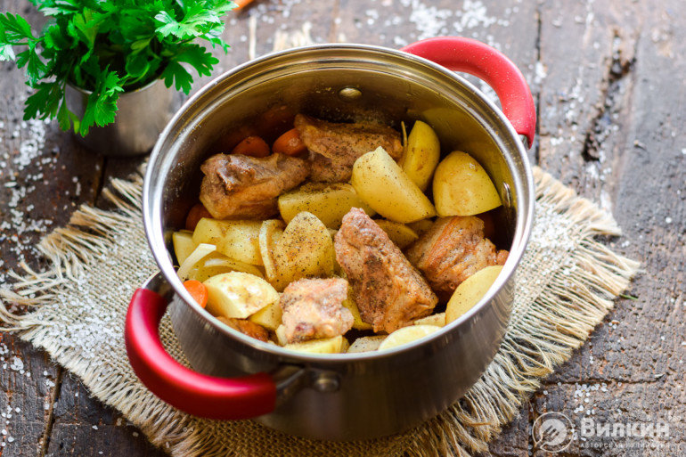 Тушеная картошка со свининой в кастрюле рецепт фото пошагово и видео - 1000.menu