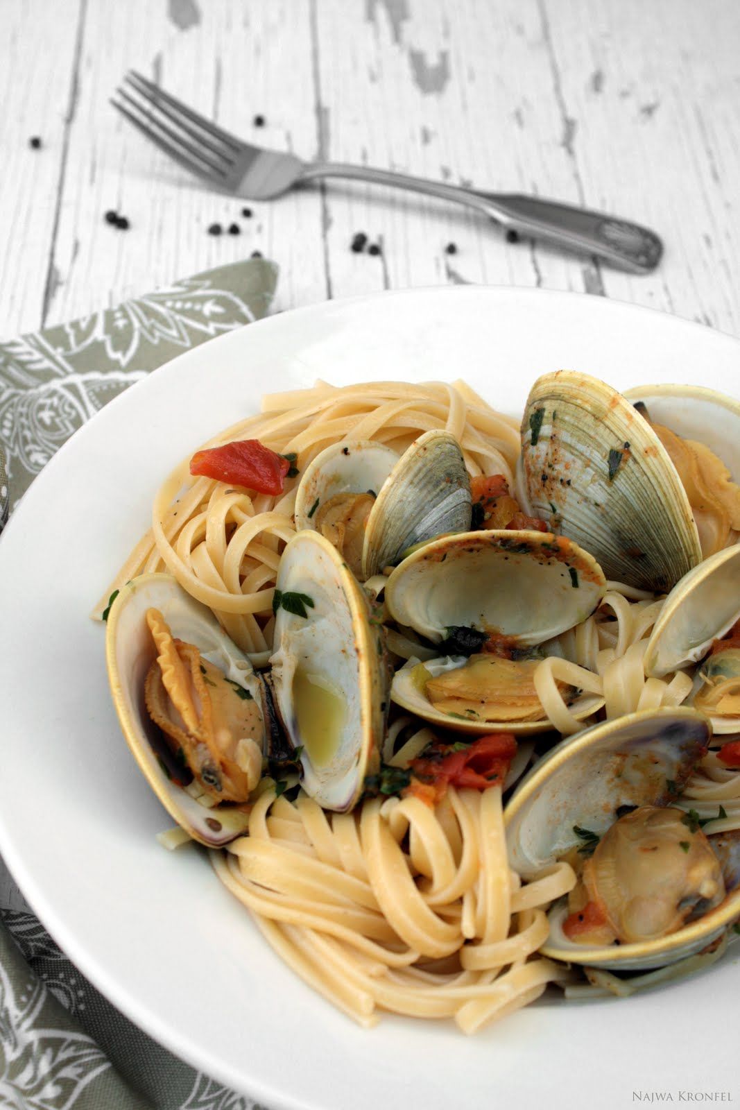 Linguine pasta alle vongole (linguine with clams)