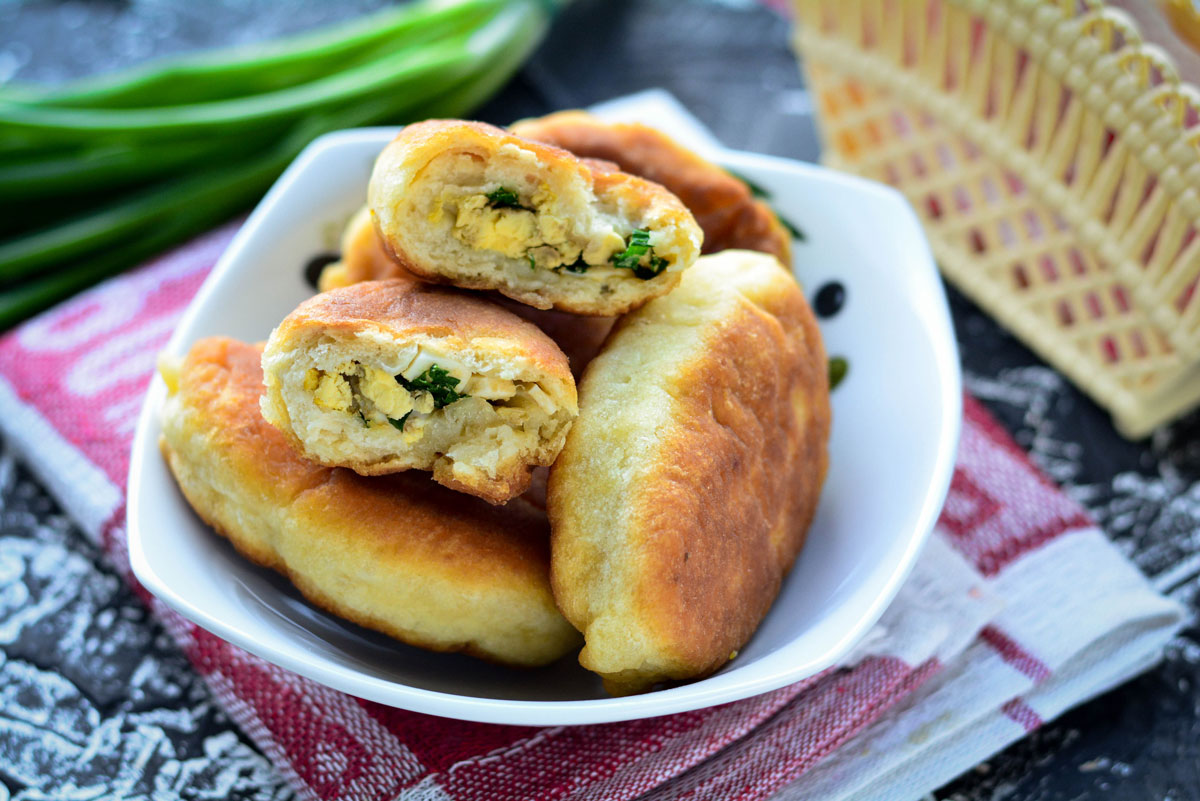 Пирожки с яйцом и зеленым луком - 5 вкусных пошаговых рецептов