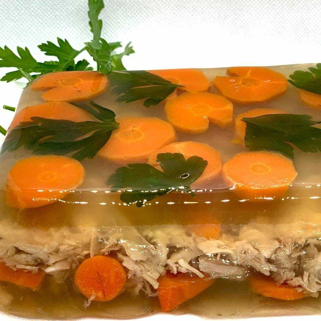 Холодец из курицы и свиных ножек.