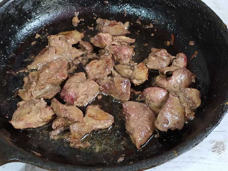 Куриная печень тушеная в сметане с луком и морковью