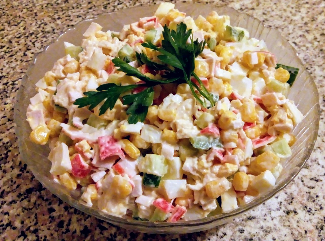 Салат с крабовыми палочками и кукурузой: 5 классических рецептов