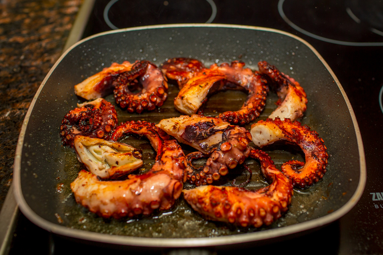 Сколько варить осьминога и как, чтобы мясо было нежным и вкусным? заморский гость: секреты приготовления осьминога сколько варить осьминога чтобы он был мягким