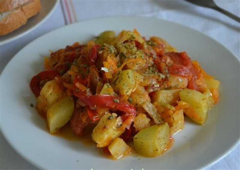 Кабачки с куриным филе и помидорами на сковороде - рецепт с фото