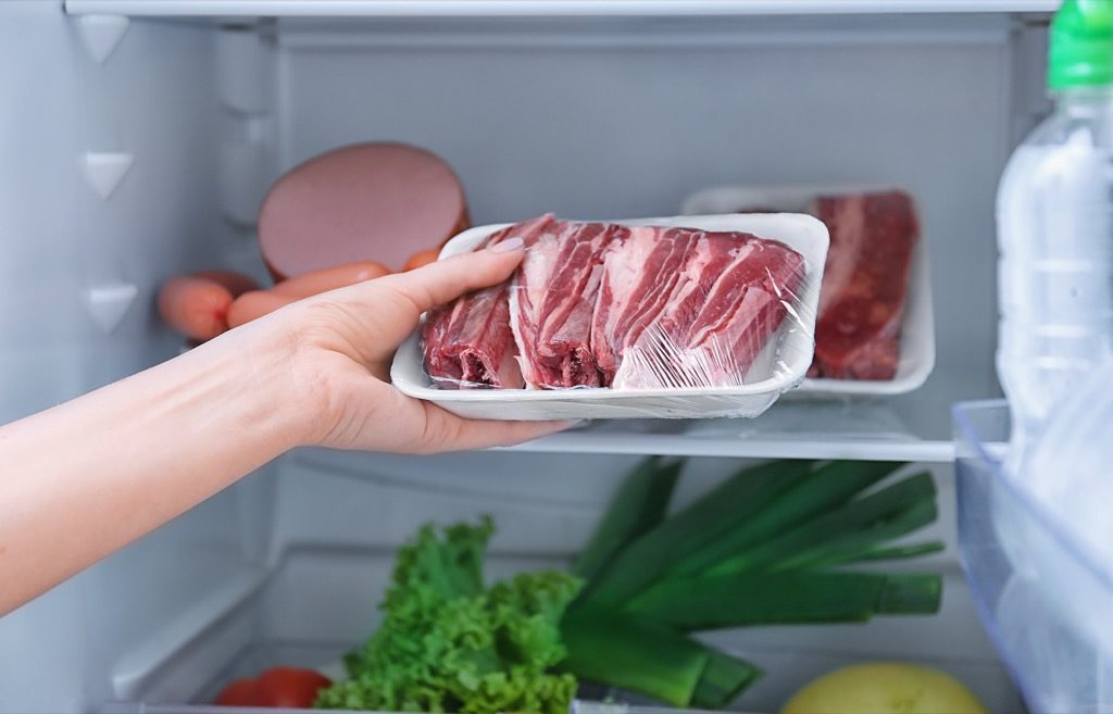 Как быстро и правильно разморозить мясо из морозилки в домашних условиях? в микроволновке, воде, холодильнике, духовке