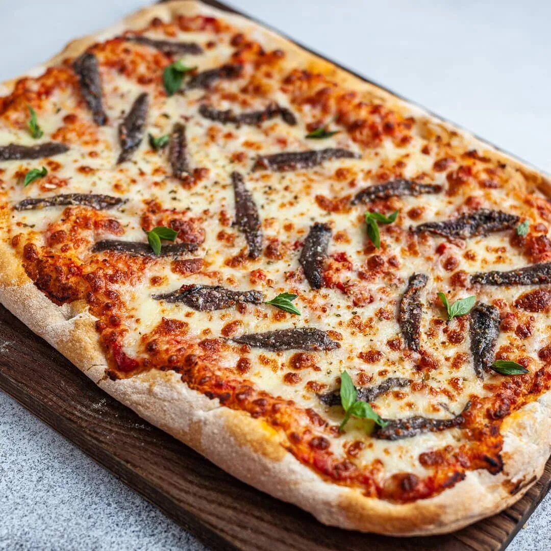 Сицилийская пицца с анчоусами и томатным соусом