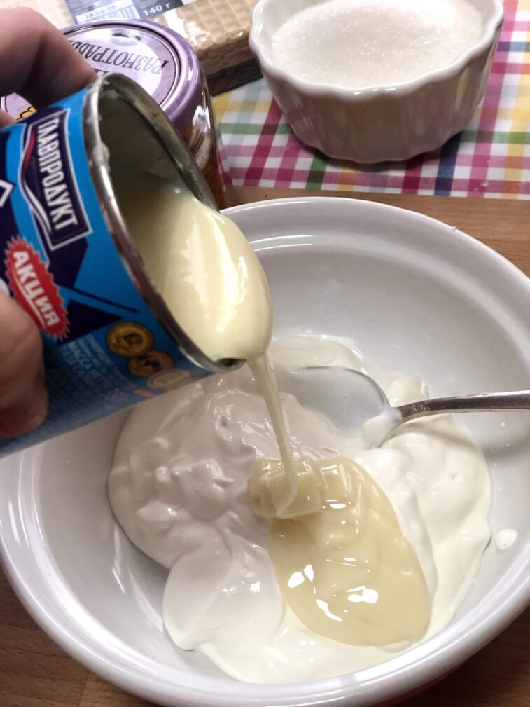 Как приготовить крем из сгущенки и сметаны — 6 вкусных рецептов