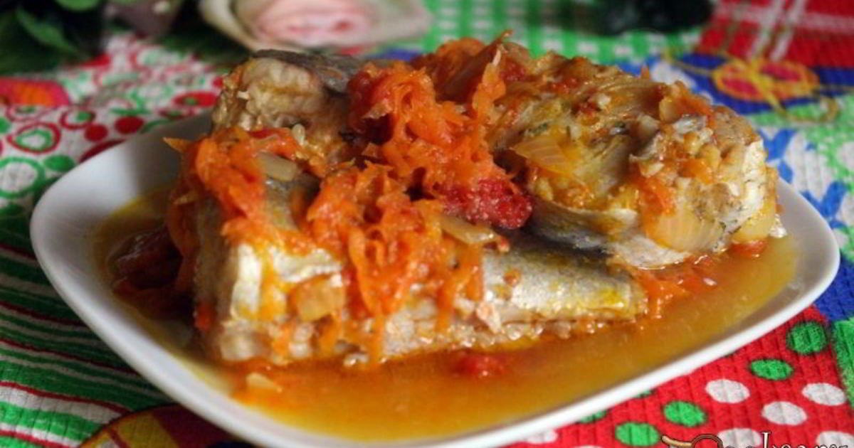 Жареный на сковороде хек с луком и морковью с томатной пастой
