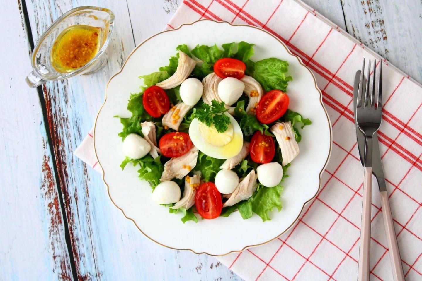 Слоеный салат с ананасами и курицей: 8 очень вкусных рецептов