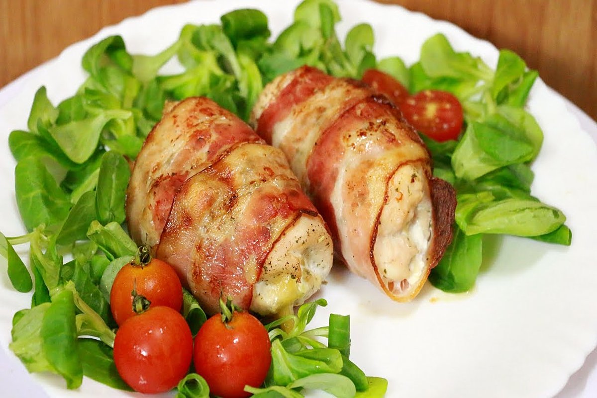 Курица в беконе – 6 рецептов приготовления в духовке, на сковороде, на мангале