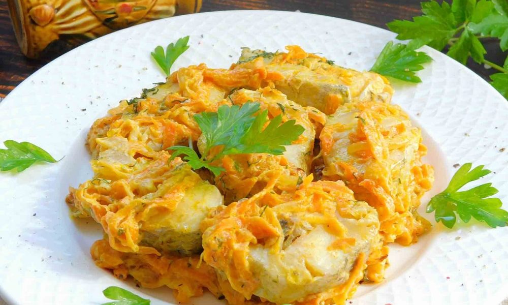 Минтай в сметане или в вине, с луком, сыром, картошкой и моркошкой! лучшие рецепты минтая тушеного в сметане - автор екатерина данилова - журнал женское мнение