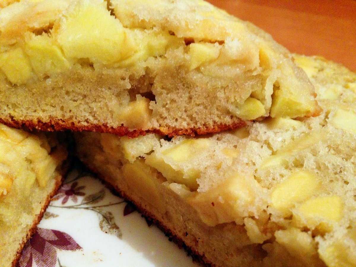 Шарлотка на сковороде на плите. шарлотка с яблоками на сковороде