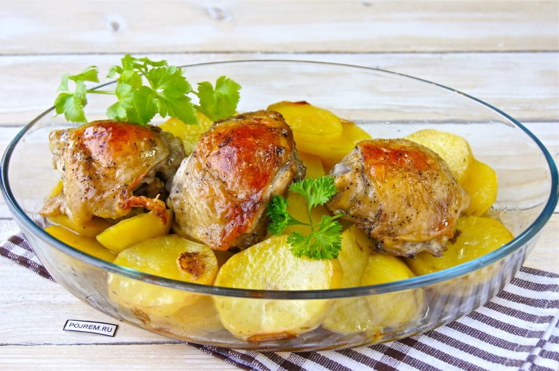 Как вкусно запечь курицу в духовке Рецепты приготовления куриного филе бедрышек ножек куриной тушки в духовке Простые и доступные рецепты из курицы