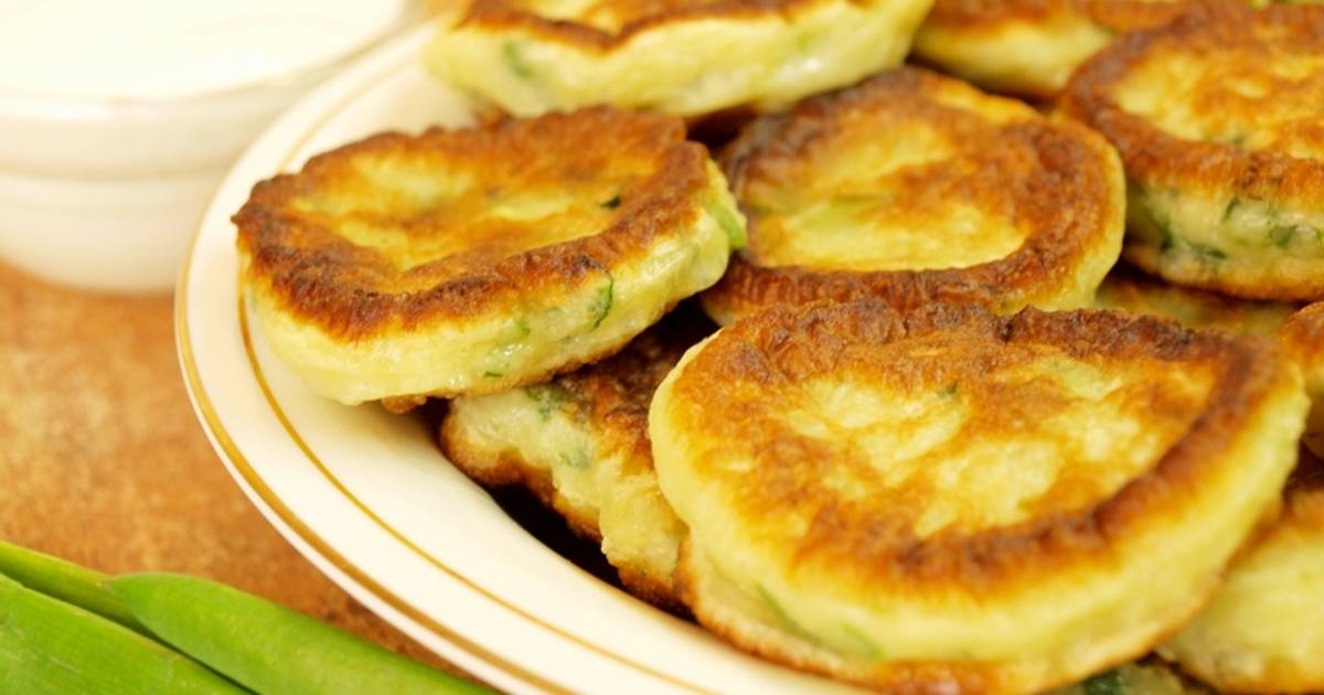 Оладьи с луком и яйцом на кефире. пошаговый рецепт с фото