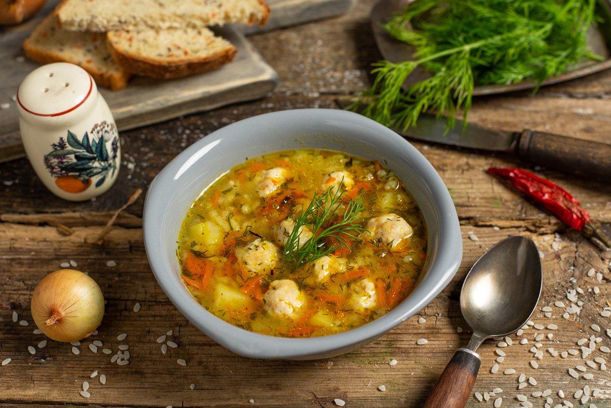Куриный суп с рисом и фрикадельками на домашнем бульоне. пошаговый рецепт с фото — ботаничка