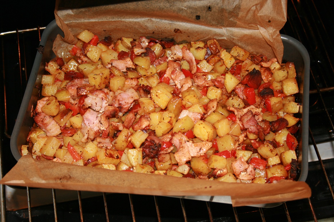 Картошка запеченная с копченой колбасой. картошка с копченой колбасой в духовке. тушеная картошка с колбасой