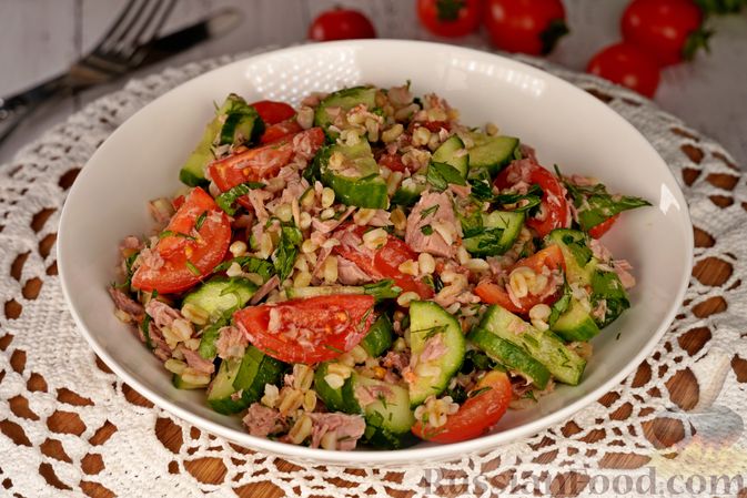 Салат с помидорами, сыром и яйцами пошаговый рецепт