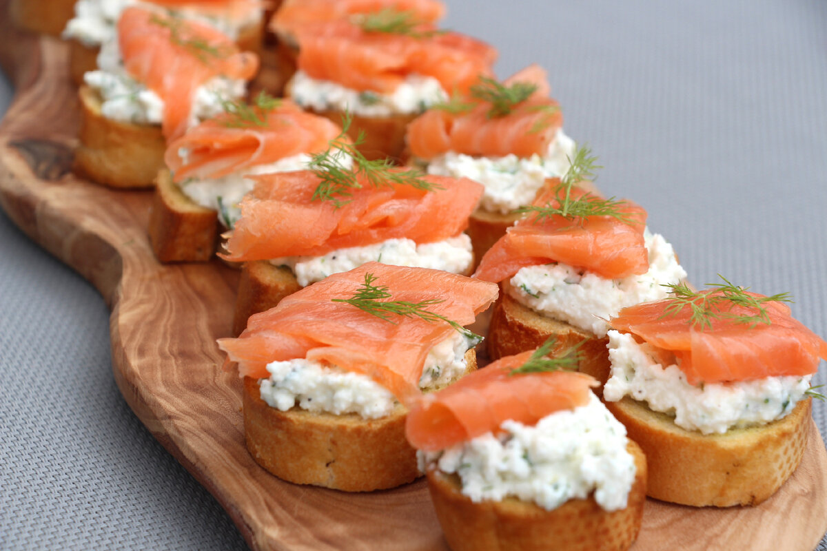 Бутерброды с красной икрой на праздничный стол – 17 простых и вкусных рецептов
