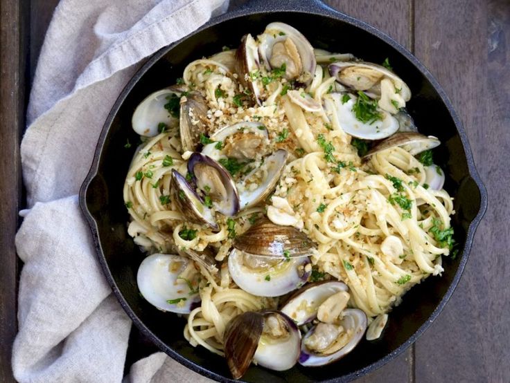 5 star italian linguine alle vongole (linguine with clam sauce) - explore cook eat