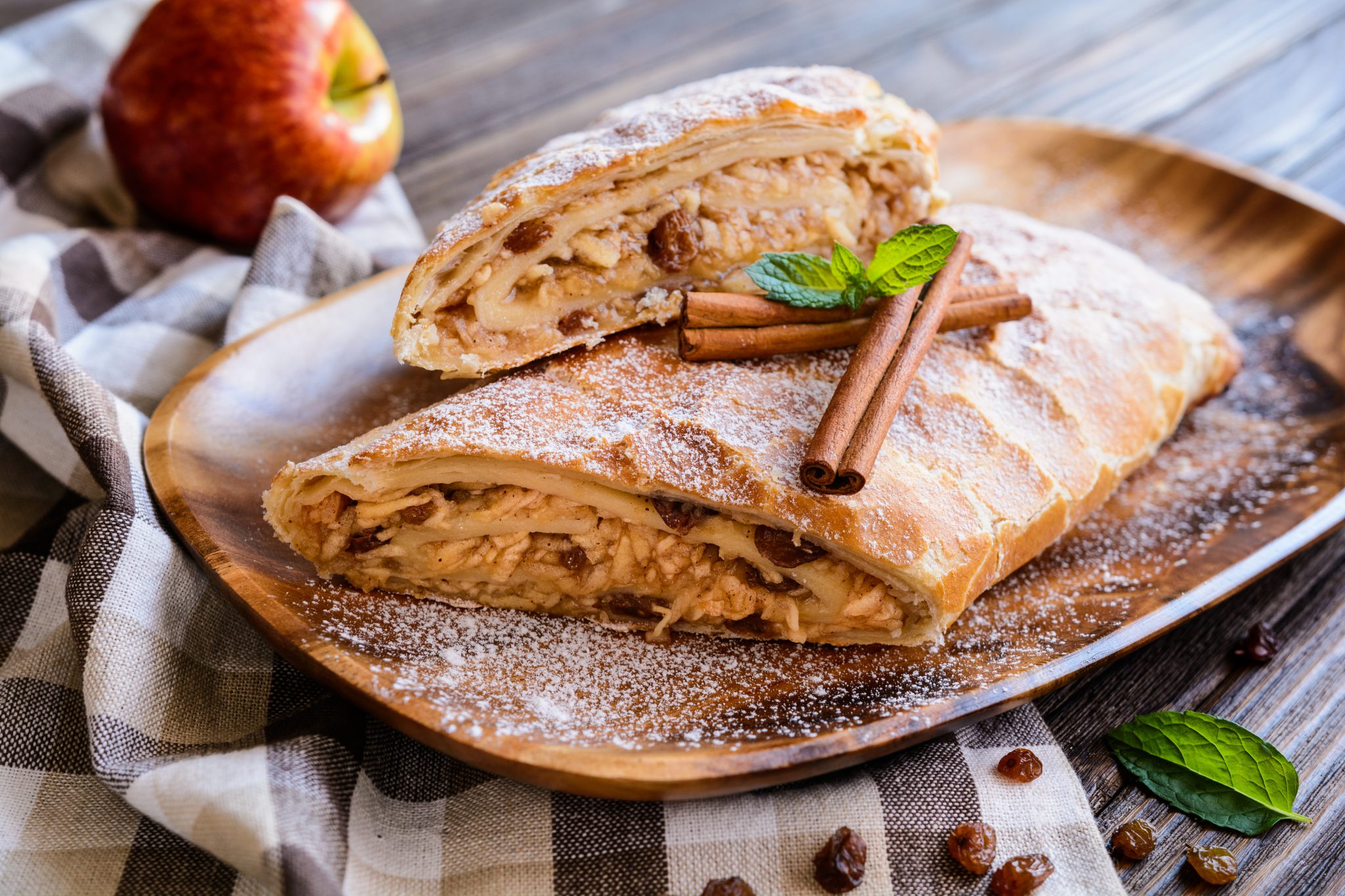 Штрудель с яблоками из слоеного теста – самые вкусные рецепты